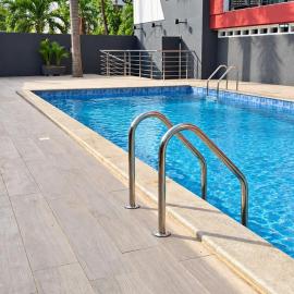 Beaufort Luxury Hideout, FREE Breakfast, FREE Swimming pool & Gym, Restaurant, 10 mins from Airport, 24-7 Security Guards, Backup Power, Close to Tourist Attractions, City View