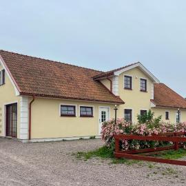 Bright and spacious apartment on horse farm, hotel in Löberöd