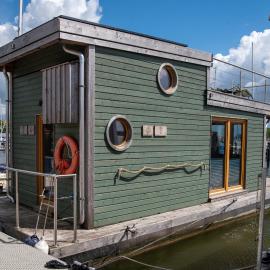 Hausboot Alma, hotel di Schleswig