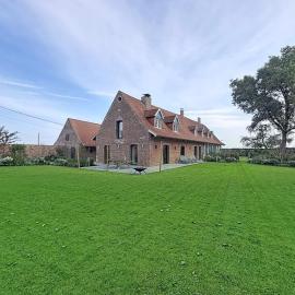 Vill’Anglaise – Spacious holiday home for 14 – hotel w mieście Hondschoote