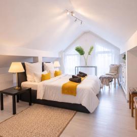 Gelbe Koffer - Stillvolle Design-Maisonette Heiligenwald OT Schiffweiler - bis 6 Pers - Wald & See nah, hotel Schiffweiler városában