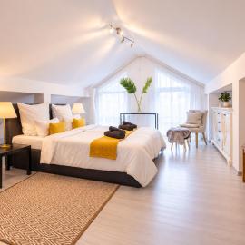 Gelbe Koffer - Stillvolle Design-Maisonette Heiligenwald OT Schiffweiler - bis 6 Pers - Wald & See nah, хотел в Schiffweiler