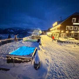 Bílá Labuť Pec, hotel en Pec pod Sněžkou
