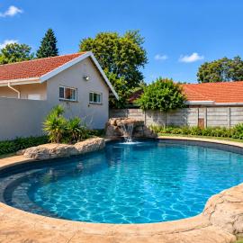Spacious 4-Bed Holiday Home in Florida Park! Swimming Pool! Parking! Fast Wifi!