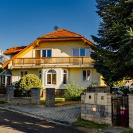 High Tatras Family Mansion with Sauna, Jacuzzi & Gym, hotel u gradu Nova Lesna