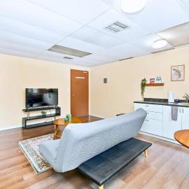 Pet Friendly Apartment Near Little Italy w Parking, hotel Ottawában