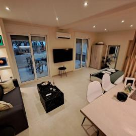 Saronida - Stylish suite with Jacuzzi