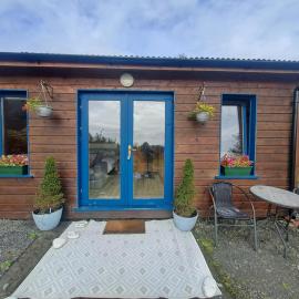 Ceaser's cabin is a cosy 1 bedroom cabin