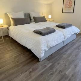ST-Apartments Charming 3 - helles und ruhiges Apartment mit 3 Schlafzimmern - Einzelbetten möglich - schnelles WLAN und Parkplätze direkt vor dem Haus