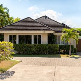 3BR Retreat with Pool, Gym & Private Beach Access in Richmond Estate, hotel din Richmond