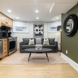 Stylish 2BR West End Oasis Near High Park, hotell i Toronto