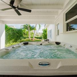 Juno Breeze Hot Tub Walk to Beach Sleeps 9!, hotel en Juno Beach