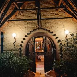African Silhouette Guesthouse 18 min from airport Shuttle included