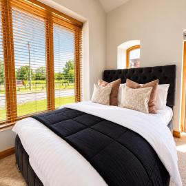 The Lion's Den Barn Countryside Retreat Sleeps 12 with Hot tub