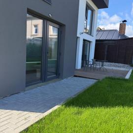 Kaunas Suburb Apartment with Terrace and Parking, hôtel à Garliava