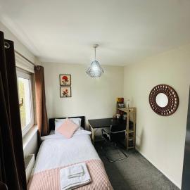 Amina Cottage - Women only, מלון בגלוסטר