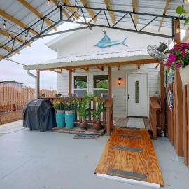 13 Mi to St Andrews State Park: Cabin w/ Patio!