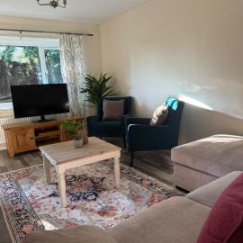 3BR Lakefront Home - Walks, Views & Free Parking