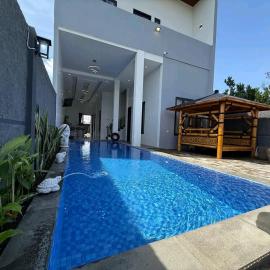Villa 4BR Kolam Renang Pribadi dan Dekat Wisata
