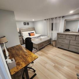 Quiet 3BR Haven Sleeps 8, Deck, Fire Place, 2 Parking Spots