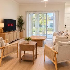 Bright Cozy 2BR WORKERfriendly, Pool, Gym with KINGbed
