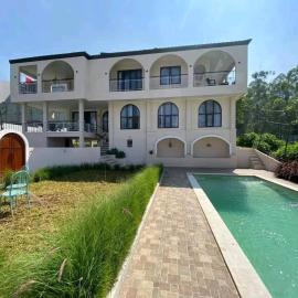 Villa 4 Kamar Tidur Dengan Kolam Renang Pribadi