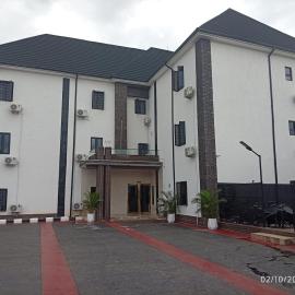 Midhills Hotels & Suites, hotel in Okpanam