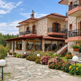 Orama Hotel - Serene Lake Plastira Retreat with Stunning Views, מלון בKryonérion