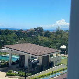 Coastal Crest View l 1BR with Balcony l Pool, Hotel in Talisay