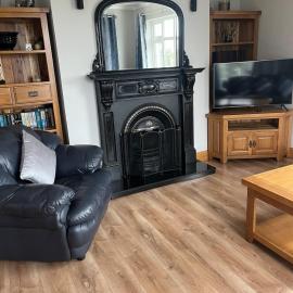 Charming 2-Bed Coastal Retreat in Barna Sleeps 4