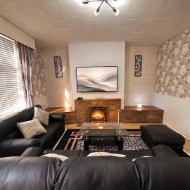 Cozy 3 Bedroom House In Oldham Central, hotel v mestu Oldham