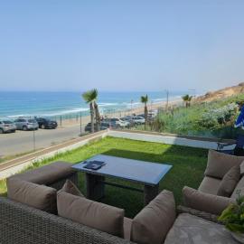 Appartement au bord de Mer avec Grand Jardin privé Prestigia Plage des Nations Golden Hill、サレのホテル