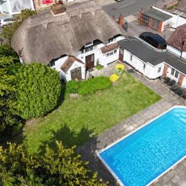 Beautiful Thatched Cottage with Outdoor Pool, Secure Garden, Dog & Family Friendly! Chichester Holiday Properties