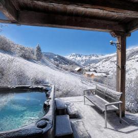 Prestigious Chalet with Pool & Hot tub, Mountain Views for 19 Guests