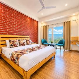 Pine View Luxury Resort With Mountain View & Premium Rooms Mussoorie near JW Marriott, hotel i Mussoorie