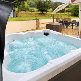 Bath Mansion with Hot Tub, 5 Bedrooms, Sleeps 12, Contractor Friendly, Parking for 10 Cars,Vans, BBQ & Pizza Oven, 8 Mins to Bath City Centre, hotel in Bath