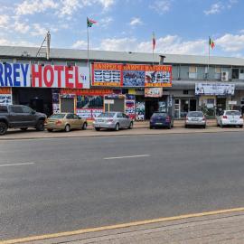 Surrey Hotel、マフィケングのホテル