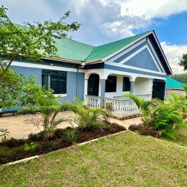 Paradise Pathways Family Home Lweza