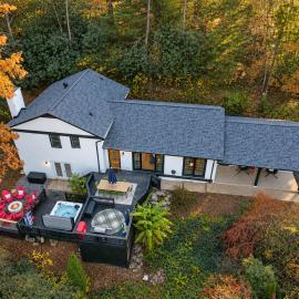 Expansive Deck Sleeps 16 Hot Tub Game Room, hotel din Fairview