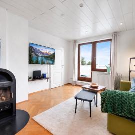 Cosmic Living Bright Apartment with Terrace, Self Check-in & Free Parking