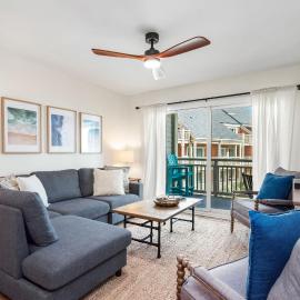 Resting Beach Face by Oak Island Accommodations, hotel a Caswell Beach
