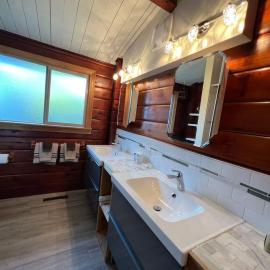 The Cedars Motel Sicamous، فندق في سيكاموس