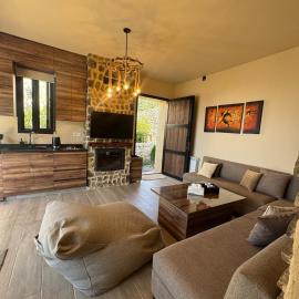 Beit Aoukar chalets, hotel em Ghibālah