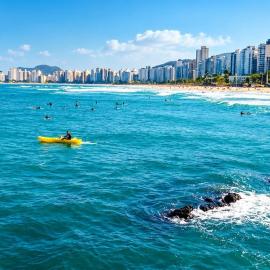 Praia das Pitangueiras com garagem e a apenas uma quadra do mar!