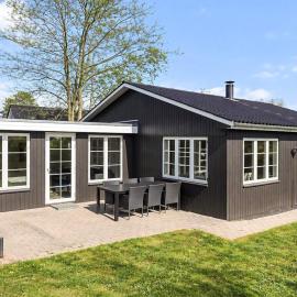 Cozy Summer House Near Ore Strand