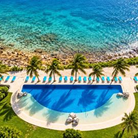 Beachfront condo with loft and sea views, hotel u gradu Puerto Aventuras
