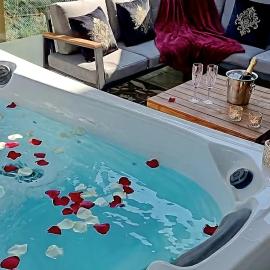 GLAMOUR VOX - Romantic Jacuzzi Escape - Cluj-Napoca - Near BT & Cluj Arena