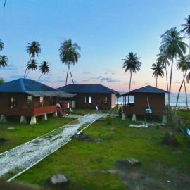 Dico Surf Point- Surf Lodge in Simeulue, hotelli kohteessa Lasikin