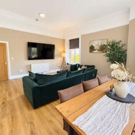 Beech Suite - Private Location with 85 inch Cinema TV & Parking