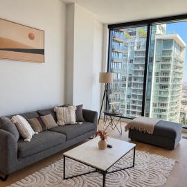 High-Rise 2BR Apartment, Skyline Views, Pool & Free Parking
